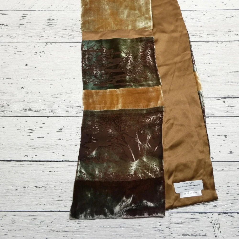 The Metropolitan Museum Of Art Scarf Womens One Size Brown Velvet Floral Art